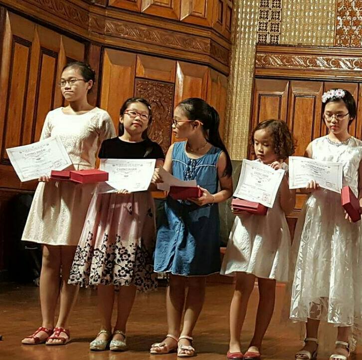 Giải 3  - Nguyễn Đỗ Quý Linh 12 tuổi ( Ngoài cùng bên trái)